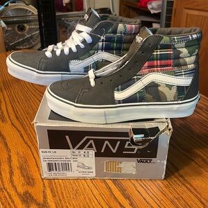 Vans SK8 – HI LX green camo skater shoes. Men size 4.5, women’s size 6.0.
